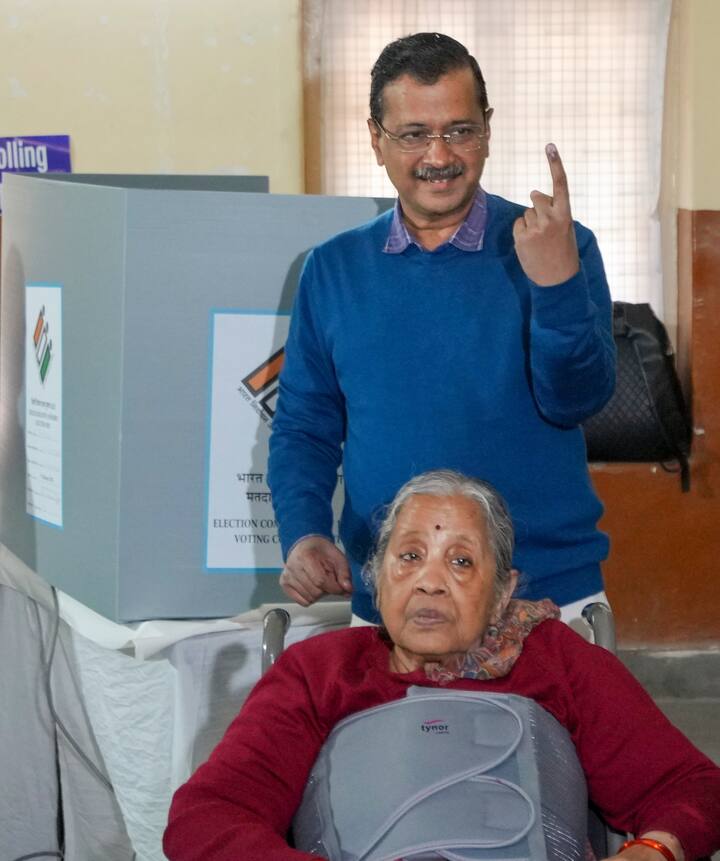 पूर्व मुख्यमंत्री अरविंद केजरीवाल अपने माता-पिता और पत्नी के साथ वोट डालने पहुंचे. उनके माता-पिता की तबीयत ठीक नहीं थी, लेकिन फिर भी वे मतदान केंद्र पहुंचे.