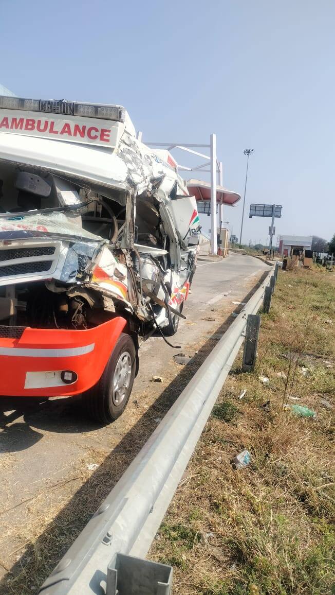 दरम्यान, अपघातामध्ये रुग्णवाहेकेचेही मोठं नुकसान झाल्याचं पाहायला मिळालं. रुग्णवाहिकेला क्रेनच्या सहाय्याने रस्त्यावरुन हटविण्यात आले आहे.