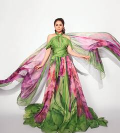 Urmila Matondkar :'रंगीला गर्ल'चा सिझलिंग अंदाज; पिवळ्या गाऊनमध्ये दिसतेय खास!