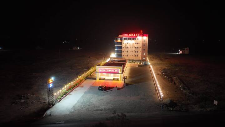 राज ठाकरे यांच्या हस्ते शुक्रवारी मनसे नेते दिलीप धोत्रे यांच्या हॉटेल ग्रँड रेसिडेन्सीचे होणार उद्घाटन होणार आहे.  पंढरपूरपासून पंधरा ते वीस मिनिट अंतरावर असलेल्या करकंब नजीक उभारण्यात आलेल्या हॉटेल ग्रँड रेसिडेन्सी या हॉटेलचे उद्घाटन मनसे अध्यक्ष राज ठाकरे यांच्या हस्ते शुक्रवार दिनांक 7 फेब्रुवारी  रोजी होणार असून या कार्यक्रमासाठी माजी गृहमंत्री बाळ नांदगावकर, भाजपाचे पक्षनेते प्रवीण दरेकर हे उपस्थित राहणार आहेत.