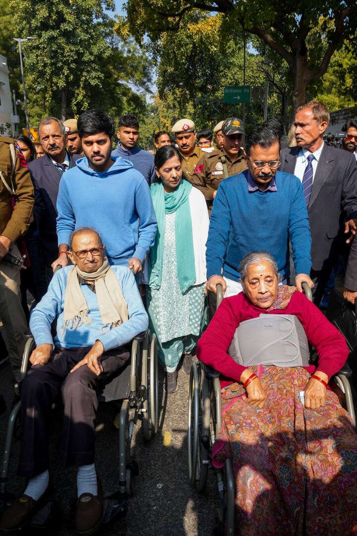 केजरीवाल ने कहा, “हर दिल्लीवासी की तरक्की और हर गरीब परिवार के सम्मानजनक जीवन के लिए हमने वोट दिया. दिल्ली की तरक्की रुकनी नहीं चाहिए. गुंडागर्दी हारेगी, दिल्ली जीतेगी.” उन्होंने दिल्ली के लोगों से अपील की कि सभी अपने परिवार के साथ वोट डालने जाएं और दूसरों को भी प्रेरित करें.