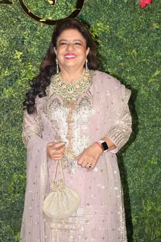 प्रियांका चोप्राची आई मधू चोप्रा यादेखील गुलाबी रंगाच्या सुटमध्ये दिसत आहेत. त्यांनी महागडे दागिने परिधान केले आहेत.
