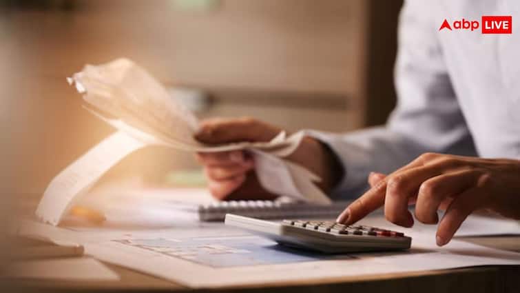 4 big reasons to choose the old tax system if you are still confused then follow this पुरानी कर व्यवस्था को चुनने को ये हैं 4 बड़े कारण, अगर अब भी है कंफ्यूजन तो अपनाएं ये टिप्स