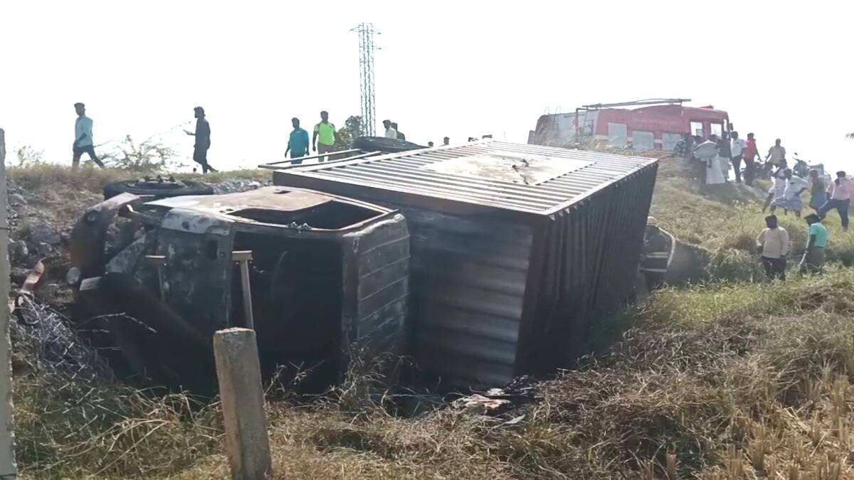 திடீரென தீப்பற்றி எரிந்த கன்டெய்னர் லாரி - டிரைவருக்கு என்னாச்சு..?