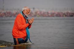 PM मोदी ने संगम में लगाई आस्था की डुबकी, CM योगी भी रहे साथ, देखें PHOTOS