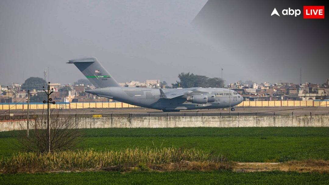 America deported 104 Indians by military plane, people from UP, Punjab, Gujarat included in the list 104 भारतीयों को लेकर अमृतसर में लैंड हुआ US मिलिट्री प्लेन, अवैध प्रवासियों में यूपी-पंजाब और गुजरात के लोग
