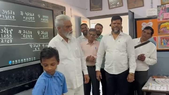 दादा भुसे यांनी विद्यार्थ्यांशी वर्गात जाऊन संवाद साधला.