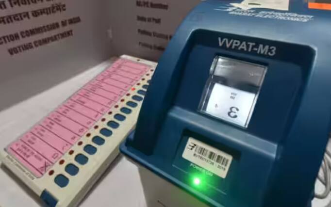 ਈਵੀਐਮ ਕੰਟਰੋਲ ਯੂਨਿਟ ਵਿੱਚ ਖਾਰੀ ਬੈਟਰੀਆਂ ਨੂੰ ਉਮੀਦਵਾਰਾਂ ਦੀ ਮੌਜੂਦਗੀ ਵਿੱਚ ਚਾਲੂ ਅਤੇ ਸੀਲ ਕੀਤਾ ਜਾਂਦਾ ਹੈ। ਇਸ ਦੇ ਨਾਲ ਹੀ ਬੈਲਟ ਪੇਪਰ ਫਿਕਸ ਕਰਨ ਤੋਂ ਬਾਅਦ, ਖਾਸ ਪੋਲਿੰਗ ਸਟੇਸ਼ਨਾਂ ਨੂੰ ਵੰਡਣ ਲਈ CU/BU ਦੇ ਦੂਜੇ ਰੈਂਡਮਾਈਜ਼ੇਸ਼ਨ ਤੋਂ ਪਹਿਲਾਂ ਬੈਲਟ ਯੂਨਿਟ ਦੇ ਬੈਲਟ ਪੇਪਰ ਸਕ੍ਰੀਨ ਦੀ ਥਰਿੱਡ ਸੀਲਿੰਗ ਵੀ ਕੀਤੀ ਜਾਂਦੀ ਹੈ। ਇਸ ਲਈ, ਵੋਟਿੰਗ ਵੇਲੇ ਕੋਈ ਵੀ ਅਧਿਕਾਰੀ ਆਪਣੀ ਇੱਛਾ ਅਨੁਸਾਰ ਇਸਨੂੰ ਨਹੀਂ ਖੋਲ੍ਹ ਸਕਦਾ।