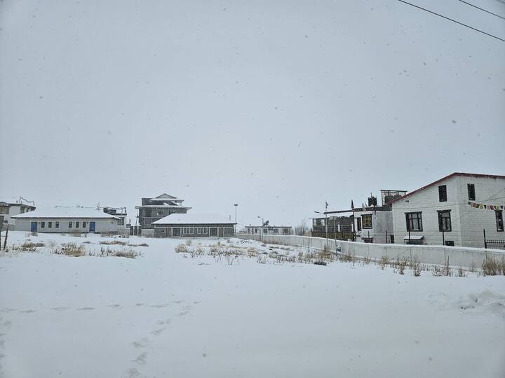 यहां तापमान माइनस 4.3 डिग्री रहा. वहीं, ऊना में सबसे ज़्यादा 25.0 डिग्री सेल्सियस अधिकतम तापमान रिकॉर्ड किया गया.