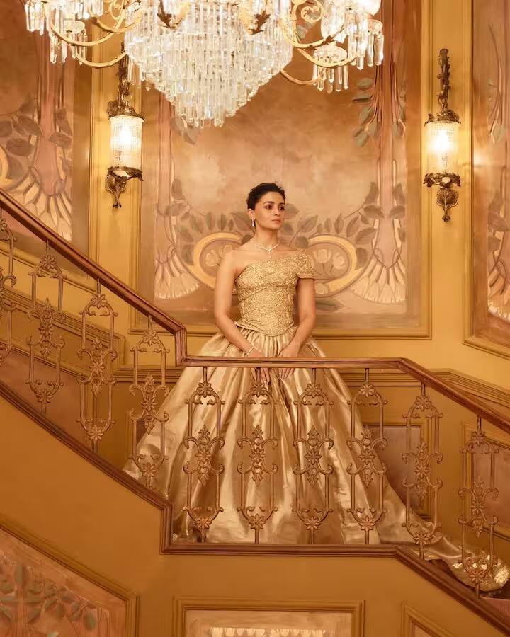 याशिवाय एका फोटोमध्ये आलिया भट्टचा प्रिंसेस लूक सर्वांना घायाळ करतोय. ज्यामध्ये ती सोनेरी रंगाच्या आऊटफिट्समध्ये खूपच सुंदर दिसत आहे.