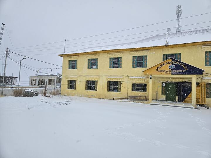 आज भी प्रदेश के ज़्यादातर हिस्सों में मौसम ख़राब बने रहने का ही अनुमान है. मंगलवार को शिमला, कांगड़ा, सुंदरनगर, भुंतर, जोत और पालमपुर में लोगों को तूफ़ान का भी सामना करना पड़ा.