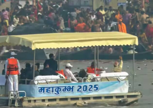 ਗੰਗਾ ਨਦੀ ਵਿੱਚ ਇਸ਼ਨਾਨ ਕਰਨ ਤੋਂ ਪਹਿਲਾਂ ਪੀਐਮ ਮੋਦੀ ਨੇ ਸੀਐਮ ਯੋਗੀ ਨਾਲ ਕਿਸ਼ਤੀ ਦੀ ਸਵਾਰੀ ਕੀਤੀ, ਜਿਸ ਦੌਰਾਨ ਦੋਵਾਂ ਨੇਤਾਵਾਂ ਵਿਚਕਾਰ ਟਿਊਨਿੰਗ ਸਾਫ਼ ਦਿਖਾਈ ਦੇ ਰਹੀ ਸੀ।