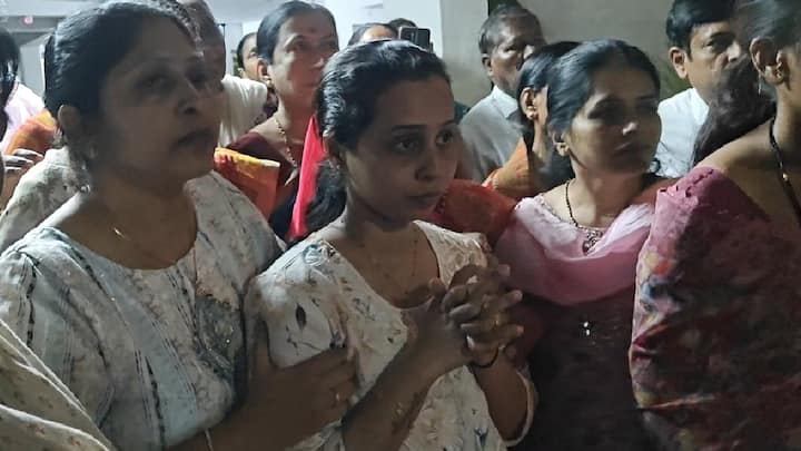 गेल्या 24 तासांपासून आपल्या मुलाच्या वाटेकडे डोळे लावून बसलेल्या चिमुकल्याची आई दारातच त्याच्या स्वागताला उभी होती. तर, या आईला धीर देण्यासाठी मित्र, नातेवाईकही सोबत होते.