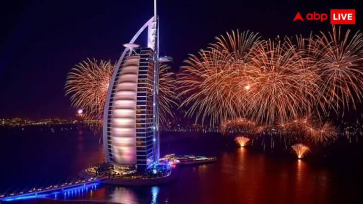 बुर्ज अल अरब के सबसे ऊपरी हिस्से में एक हेलिपैड है, जहां वीआईपी मेहमान हेलीकॉप्टर से आ और जा सकते हैं. खास बात ये है कि टेनिस खिलाड़ी रोजर फेडरर और आंद्रे अगासी ने इस हेलिपैड पर टेनिस मैच भी खेला था.