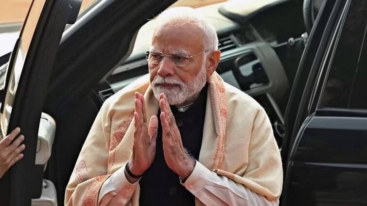 Mahakumbh: સંગમમાં સ્નાન કરવા પહોંચ્યાં PM મોદી, એરપોર્ટ પર ભવ્ય સ્વાગત, લગાવશે આસ્થાની ડૂબકી PM Modi arrives to bathe in Sangam, receives grand welcome at airport, will take a dip of faith Mahakumbh: સંગમમાં સ્નાન કરવા પહોંચ્યાં PM મોદી, એરપોર્ટ પર ભવ્ય સ્વાગત, લગાવશે આસ્થાની ડૂબકી