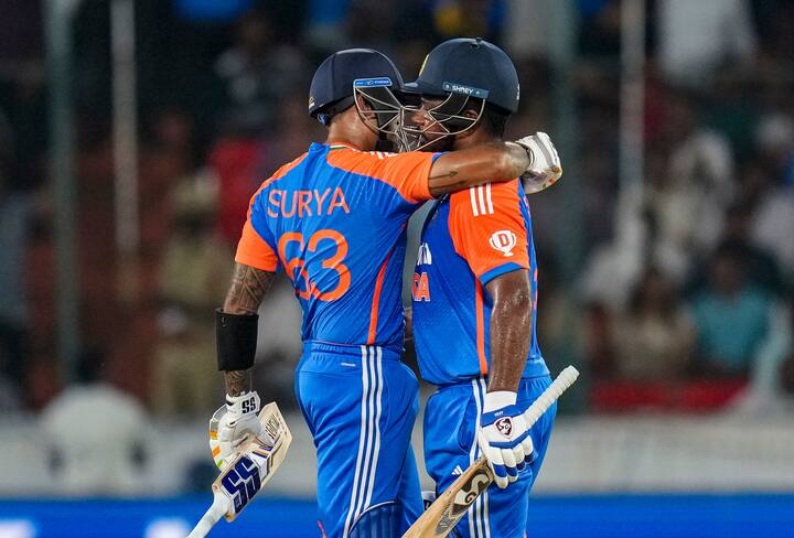 संजू सॅमसन इंग्लंड विरुद्धच्या 5 टी 20 सामन्यांमध्ये एकाच प्रकारचा शॉट मारताना बाद झाला. संजू सॅमसन यानं पाच सामन्यात 51 धावा केल्या.