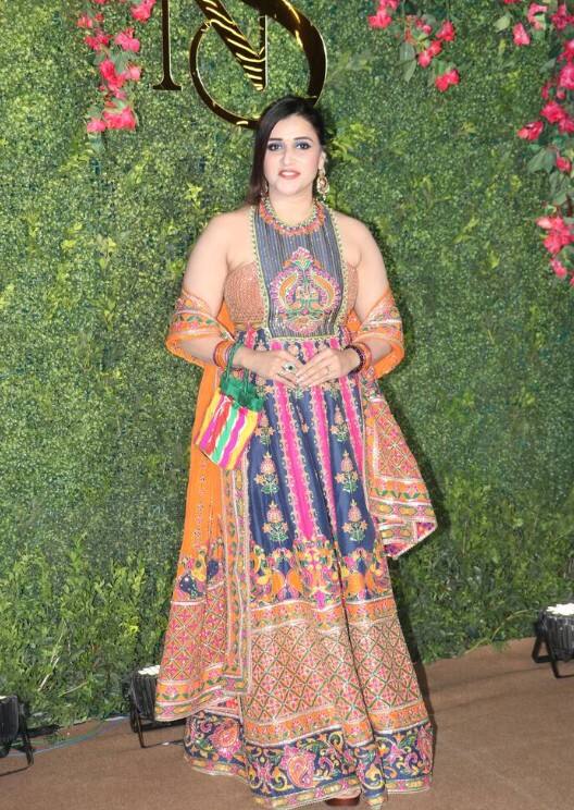 मनाराने या कार्यक्रमासाठी मल्टिकलर गाऊन परिधान खेला आहे. सोबतच गाऊवर तिने केशरी रंगाची ओढणी घेतली आहे. सोबतच तिने मॅचिंग एअररिंग घालत आपला लूक पूर्ण केला आहे.