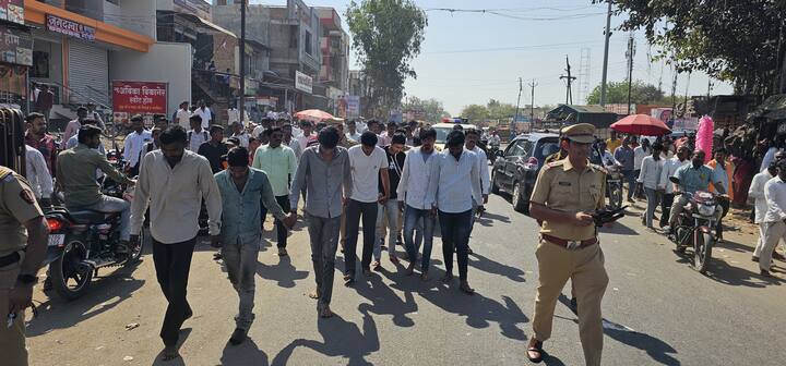 इंस्टाग्रामवर भाईगिरी करणाऱ्या तरुणांची पोलिसांनी चौकातून धिंड काढत भाईगिरी उतरवली.