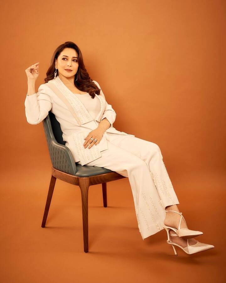 अभिनेत्री माधुरी दीक्षित कामय तिच्या सौंदर्यामुळे आणि सिनेमांमुळे चर्चेत असते