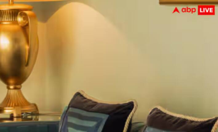 ਇਸ ਹੋਟਲ ਦਾ ਨਾਮ ਬੁਰਜ ਅਲ ਅਰਬ ਹੈ। ਇਹ ਹੋਟਲ ਦੁਬਈ ਦੇ ਜੁਮੇਰਾਹ ਬੀਚ 'ਤੇ ਸਥਿਤ ਹੈ। ਚਾਰੇ ਪਾਸਿਓਂ ਨੀਲੇ, ਸਾਫ਼ ਸਮੁੰਦਰ ਦੇ ਪਾਣੀ ਨਾਲ ਘਿਰਿਆ ਹੋਇਆ, ਇਹ ਆਪਣੇ ਆਪ ਵਿੱਚ ਇੱਕ ਅਜੂਬਾ ਦੀ ਤਰ੍ਹਾਂ ਲੱਗਦਾ ਹੈ।