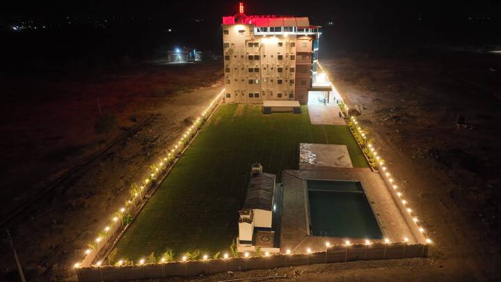 दिलीप धोत्रे हे राज ठाकरे यांच्या महाराष्ट्र नवनिर्माण सेनेचे नेते आहेत. त्यांनी नुकत्याच झालेल्या विधानसभा निवडणुकीत पंढरपूर मंगळवेढा मतदारसंघातून निवडणूक लढवली होती.