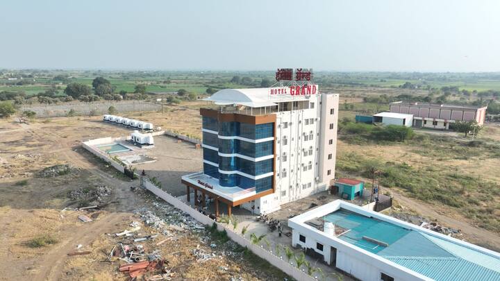 याचबरोबर हॉटेल श्रीयश रेस्टॉरंटची मुंबईच्या धर्तीवर निर्मिती करण्यात आली आहे. यामध्ये पंचतारांकित हॉटेल प्रमाणे विविध प्रकारच्या जेवणाचे मेन्यू मिळणार आहेत. याद्वारे हॉटेलच्या माध्यमातून 100 तरुणांना रोजगार मिळणार असल्याची माहिती दिलीप धोत्रे यांनी दिली.