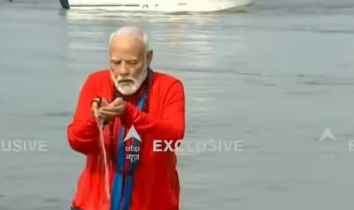 ਪ੍ਰਧਾਨ ਮੰਤਰੀ ਮੋਦੀ ਨੇ ਸੰਗਮ ਵਿੱਚ ਇਸ਼ਨਾਨ ਕੀਤਾ। ਇਸ ਦੌਰਾਨ ਉਹ ਭਗਵੇਂ ਕੱਪੜਿਆਂ ਵਿੱਚ ਨਜ਼ਰ ਆਏ। ਇਸ ਤੋਂ ਇਲਾਵਾ, ਉਨ੍ਹਾਂ ਨੇ ਆਪਣੇ ਗਲੇ ਵਿੱਚ ਨੀਲਾ ਗਮਛਾ ਪਾਇਆ ਹੋਇਆ ਸੀ।