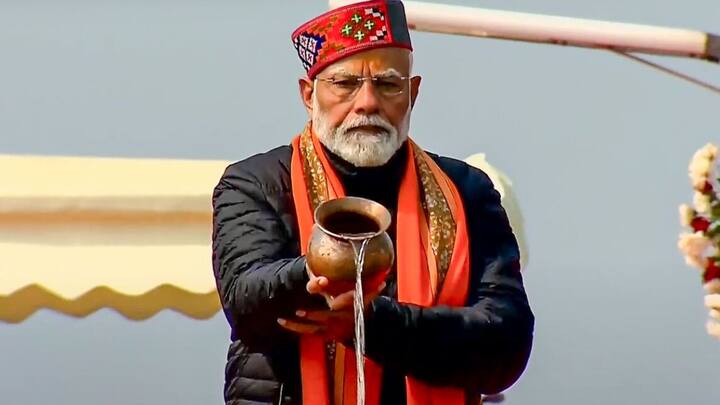 பிரதமர் மோடி வெளியிட்டுள்ள எக்ஸ்தளப் பதிவில் இங்கு வந்து புனித நீராடியது பாக்யனாக கருதுகிறேன். தெய்வீக உணர்வை அடைந்தேன். கங்கை தாய் அனைவருக்கும் ஆரோக்கியமான, அமைதியா வாழ்வை அருளட்டும்.   என்று பத்விட்டுள்ளார்.