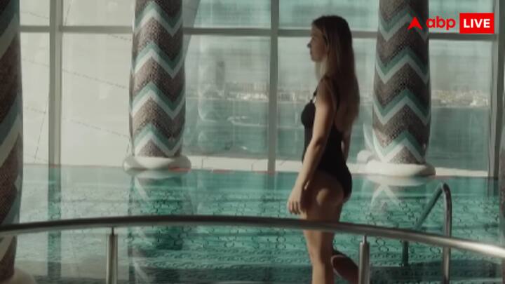 बुर्ज अल अरब कृत्रिम द्वीप (Artificial Island) पर बना है, जो समुद्र के अंदर 280 मीटर दूर मौजूद है और एक पुल के जरिए जुड़ा हुआ है.