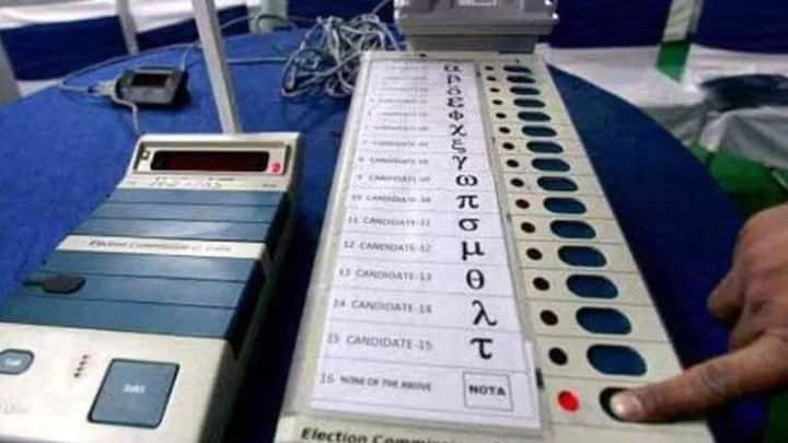 जानकारी के मुताबिक ईवीएम 6V एल्कलाइन बैटरी पर चलता है. वहीं ईवीएम में प्रति मिनट 5 वोट की सीमा होती है. वहीं एक ईवीएम में अधिकतम 3840 वोट दर्ज किए जा सकते हैं.