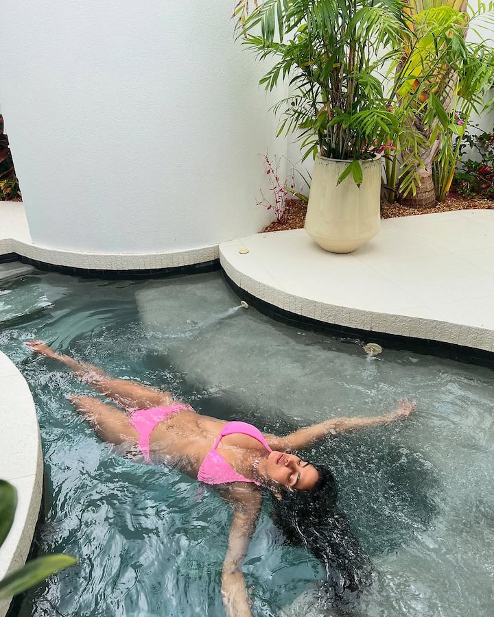 આ તસવીરમાં પ્રિયંકાએ પિંક બિકીની પહેરી પાણીમાં આગ લગાવી છે.