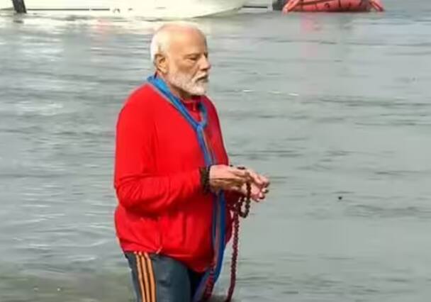 ਪ੍ਰਧਾਨ ਮੰਤਰੀ ਮੋਦੀ ਨੇ ਸੰਗਮ ਵਿੱਚ ਇਸ਼ਨਾਨ ਕਰਦੇ ਹੋਏ ਧਿਆਨ ਵੀ ਕੀਤਾ। ਉਨ੍ਹਾਂ ਨੂੰ ਅੱਖਾਂ ਬੰਦ ਕਰਕੇ ਰੁਦਰਾਕਸ਼ ਮਾਲਾ ਦਾ ਜਾਪ ਕਰਦੇ ਵੀ ਦੇਖਿਆ ਗਿਆ।