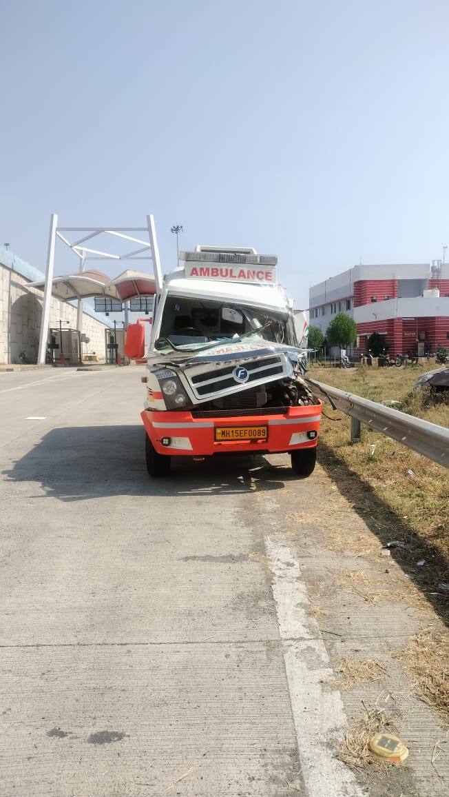 बिहारकडे जात असताना आज पहाटे साडेपाच वाजेच्या सुमारास हडस पिंपळगाव शिवारात अज्ञात वाहनाशी रुग्णवाहिका पाठीमागून धडकली.