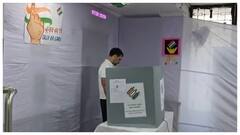 Delhi Election Voting 2025: वोट डालने गए राहुल गांधी अचानक रुक गए, देखते रहे VVPAT