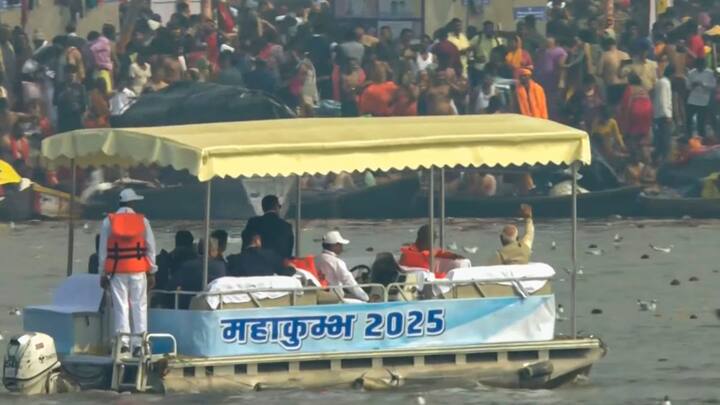 உத்தரப்பிரதேச மாநிலம் பிரயக்ராஜ் நகரில் ஜனவரி 13-ம் தேதி கும்பமேளா தொடங்கி நடந்து வருகிறது. இந்நிகழ்வில் உலகெங்கிலும் இருந்து ஏராளமான பகதர்கள் வருகை தந்த வண்ணம் உள்ளனர். உலக தலைவர்களும் கும்பமேளாவில் புனித நீராடி வருகின்றனர்.