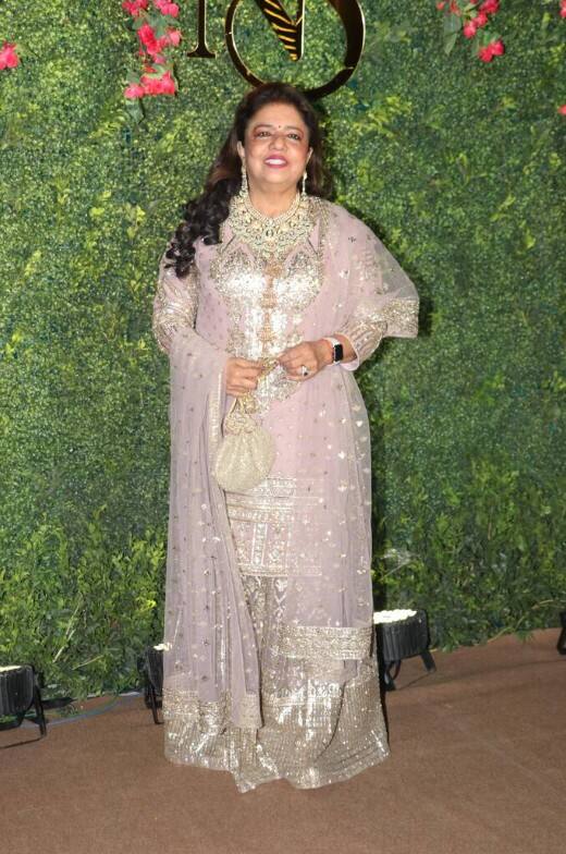 कपड्यांना मॅच करणारे अइररिंग त्यांनी परिधान केले आहेत. सोबतच हातात स्मार्टवाच, बोटांत अंगठी आणि सोबत एक मिनी पर्स घेऊन त्या या कार्यक्रमात सहभागी झाल्या आहेत.