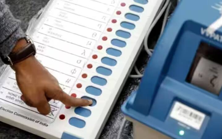 ਚੋਣਾਂ ਦੇ ਸਮੇਂ, ਜੇਕਰ ਕੰਟਰੋਲ ਯੂਨਿਟ ਦਾ ਪਾਵਰ ਪੈਕ ਸਹੀ ਢੰਗ ਨਾਲ ਕੰਮ ਨਹੀਂ ਕਰਦਾ ਜਾਂ ਘੱਟ ਬੈਟਰੀ ਇੰਡੀਕੇਟਰ ਦਿਖਾਉਂਦਾ ਹੈ, ਤਾਂ ਪਾਵਰ ਪੈਕ ਨੂੰ ਪ੍ਰੀਜ਼ਾਈਡਿੰਗ ਅਫਸਰ ਦੁਆਰਾ ਪੋਲਿੰਗ ਏਜੰਟਾਂ ਅਤੇ ਸੈਕਟਰ ਅਫਸਰ ਦੀ ਮੌਜੂਦਗੀ ਵਿੱਚ ਬਦਲ ਦਿੱਤਾ ਜਾਂਦਾ ਹੈ। ਪਰ ਉਸ ਸਮੇਂ ਕੰਟਰੋਲ ਯੂਨਿਟ ਦੇ ਬੈਟਰੀ ਸੈਕਸ਼ਨ ਨੂੰ ਐਡਰੈੱਸ ਟੈਗ ਦੇ ਨਾਲ ਦੁਬਾਰਾ ਸੀਲ ਕੀਤਾ ਜਾਂਦਾ ਹੈ। ਉੱਥੇ ਹੀ ਇੱਕ ਦਸਤਖਤ ਕੀਤੀ ਰਿਪੋਰਟ ਈ.ਸੀ.ਆਈ. ਵਲੋਂ ਪੇਸ਼ ਕੀਤੀ ਜਾਂਦੀ ਹੈ।