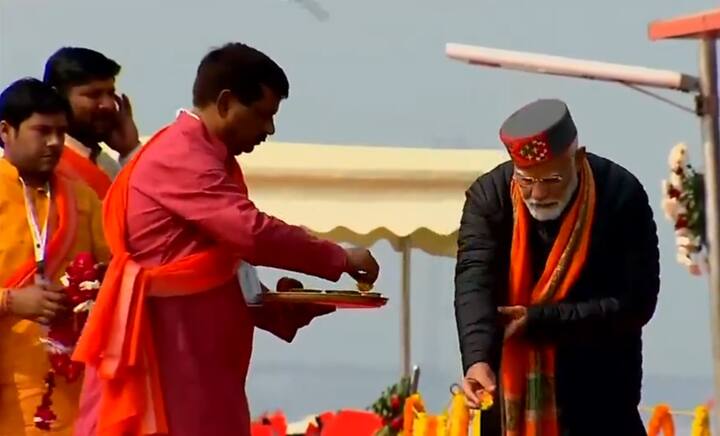 पीएम मोदी ने बुधवार को त्रिवेणी संगम में पवित्र स्नान किया और मां गंगा की पूजा की. पीएम मोदी उन 55 लाख लोगों में शामिल थे, जिन्होंने दोपहर तक महाकुंभ मेले में डुबकी लगाई.