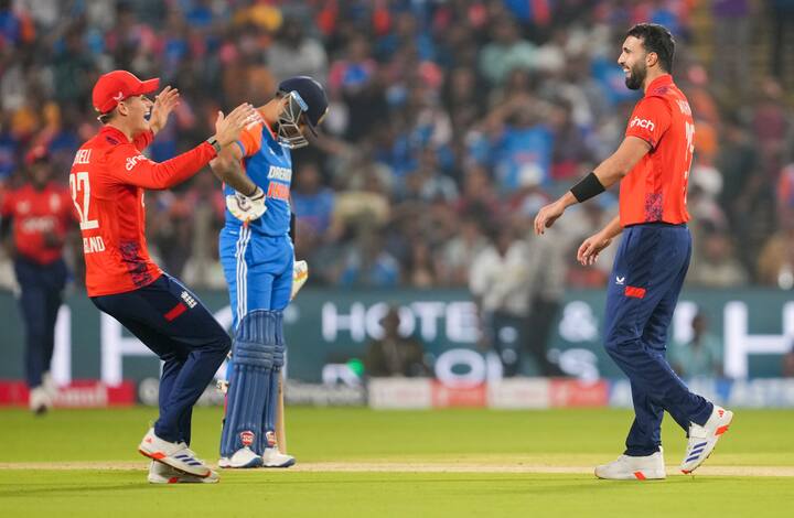 सूर्यकुमार यादवला इंग्लंड विरुद्धच्या मालिकेत चांगली फलंदाजी करता आली नाही. पाचही टी 20 मॅचमध्ये मोठी खेळी करण्याची संधी असताना सूर्यकुमार यादवला मोठी धावसंख्या उभारण्यात अपयश आलं.