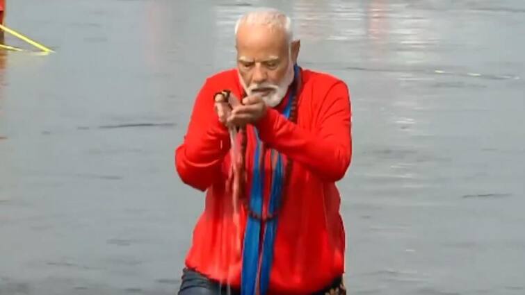 samajwadi party spokesperson controversial statement on PM Narendra Modi holy dip in ganges महाकुंभ में पीएम नरेंद्र मोदी की डुबकी पर सपा प्रवक्ता ने दिया विवादित बयान, कहा- गौर से देखिये...
