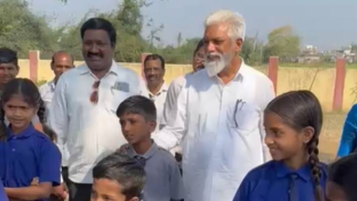 तसेच शाळेतील शौचालय, पिण्याचे पाणी आणि दुपारच्या जेवणाची स्थिती ही तपासली.