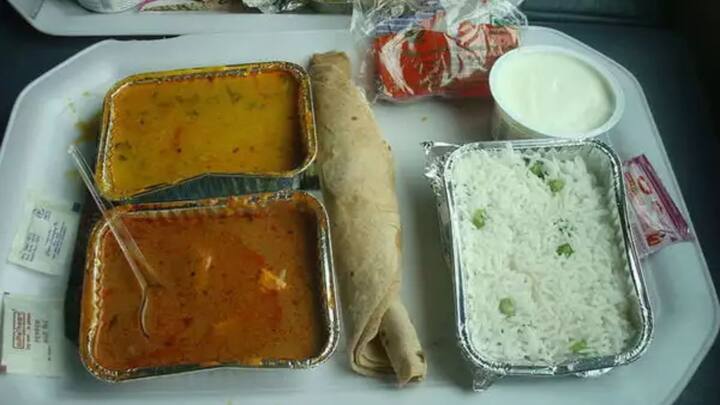 इसके बाद आप ऑनलाइन पेमेंट या कैश ऑन डिलीवरी का ऑप्शन चुन सकते हैं. आर्डर कंपलीट होने के बाद आप जैसे ही उस स्टेशन पर पहुंचेंगे. आपको आपकी सीट पर ही आपका मन पसंदीदा खाना डिलीवर कर दिया जाएगा.