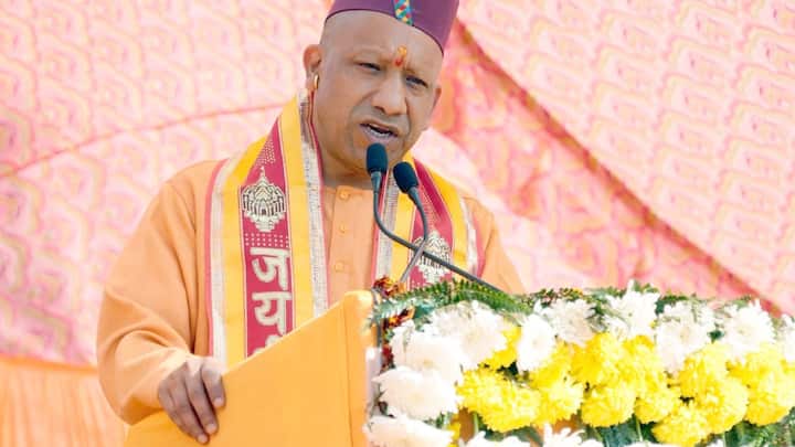 योगी आदित्यनाथ ने उत्तराखंड की आध्यात्मिक शक्ति को पूरे भारत के लिए मार्गदर्शक बताया. उन्होंने कहा कि यह भूमि संतों, तपस्वियों और ऋषियों की साधना स्थली रही है.