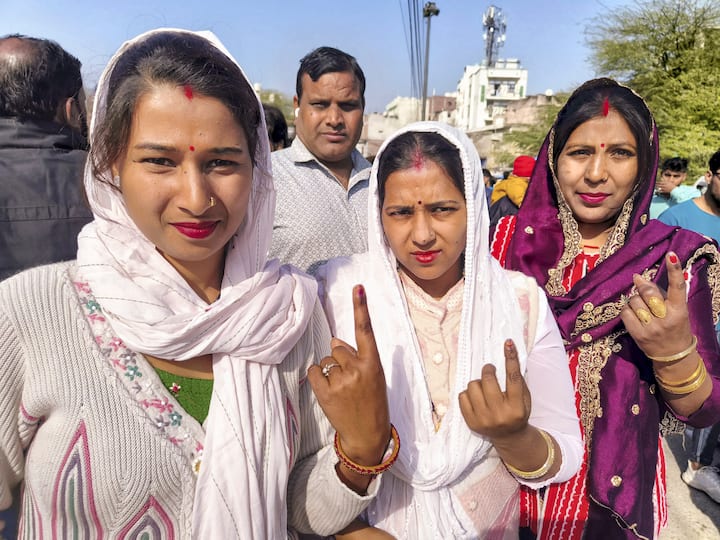 दिल्ली में इस बार सत्ता की कुर्सी किसके पास जाएगी इसका फैसला 8 फरवरी को हो जाएगा. नेताओं की धड़कनें तेज हैं लेकिन नतीजों से पहले एग्जिट पोल के आंकड़ों ने भी माहौल को गरमा दिया है. दूसरा महत्वपूर्ण विषय वोटिंग का आंकड़ा है. यहां दिल्ली की 10 हॉट सीटों पर पिछली बार और इस बार कितनी वोटिंग हुई है, इसके आंकड़ों का जिक्र किया गया है. (फाइल फोटो)