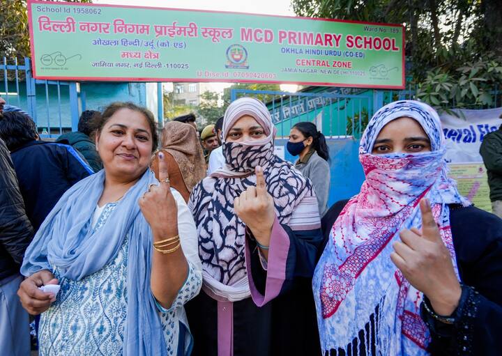 सीलमपुर विधानसभा सीट से AAP के जुबैर चौधरी, बीजेपी से अनिल गौड़ और कांग्रेस से अब्दुल रहमान मैदान में हैं. इनकी किस्मत का फैसला 8 फरवरी को हो जाएगा. यहां इस बार 68.7 फीसदी वोटिंग हुई. वहीं, साल 2020 में यहां 71.36 फीसदी मतदान हुआ था. (फाइल फोटो)