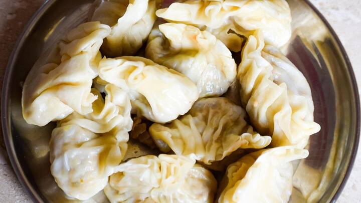 মোমোর উপকরণ অত্যন্ত সামান্য পরিমাণ অলিভ ওয়েল বা মাখন দিয়ে ভাজতে হবে। তেল এড়িয়ে চলতে চাইলে সব উপাদান সেদ্ধ করে নিতে হবে। তারপর তা ঠান্ডা হলে ভরতে হবে মোমোতে।