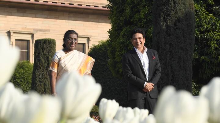 टीम इंडियाचा मास्टरब्लास्टर भारतरत्न सचिन तेंडुलकरने आज सहकुटुंब राष्ट्रपती द्रौपदी मुर्मू यांची भेट घेतली. यावेळी, राष्ट्रपती भवन परसरात राष्ट्रपतींसोबत फिरुन फोटोशूटही केली