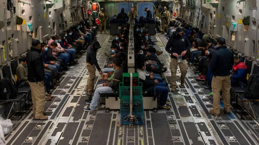 Over 200 Indians deported from the US by handcuffed leg chained treated like criminals indian govt shocked USA Indian Deported: வெடித்தது சர்ச்சை..! இந்தியர்களின் கை, கால்களில் விலங்கிட்டு நாடு கடத்தல் - ட்ரம்பால் மோடி ஷாக்