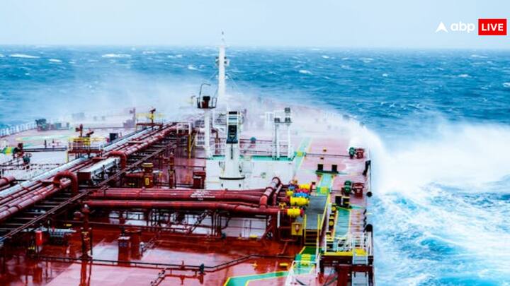 जहाज को रोकने के लिए लंगर को पानी में छोड़ा जाता है. जो सीधी पानी की तलहटी में जाकर बैठ जाता है, जिसके वजन के कारण जहाज आगे नहीं बढ़ पाता है.