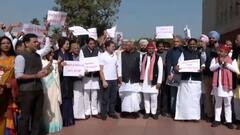 Budget Session: અમેરિકાથી ડિપોર્ટ કરાયેલા ભારતીયો મુદ્દે સંસદમાં વિપક્ષનો હોબાળો, હાથકડી પહેરી નોંધાવ્યો વિરોધ
